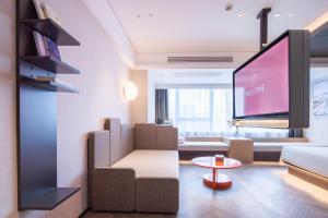 Μια τηλεόραση ή/και κέντρο ψυχαγωγίας στο Atour Hotel Wuhan Wuchang Zhongnan Road