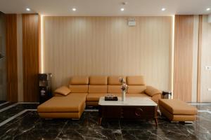 una sala de estar con un sofá y una mesa en TD Apartment, en Hai Phong