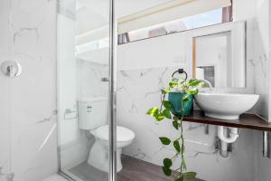 Et badeværelse på Melbourne Zen Oasis suite or skyline views apartment + 31 billeder