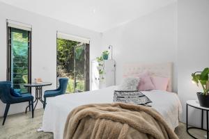 En eller flere senge i et værelse på Melbourne Zen Oasis suite or skyline views apartment