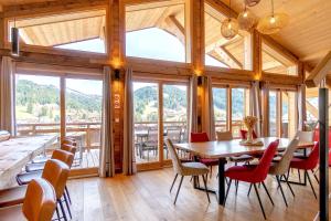 Restaurace v ubytování Apt Le Rocher - close to town with Hot tub for 8ppl+2kids