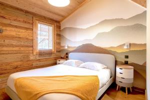 Postel nebo postele na pokoji v ubytování Apt Le Rocher - close to town with Hot tub for 8ppl+2kids