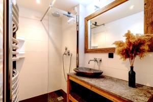 Koupelna v ubytování Apt Le Rocher - close to town with Hot tub for 8ppl+2kids + 12 fotografií