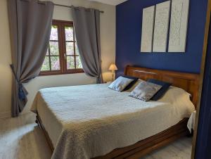 Una cama o camas en una habitación de Clos de Pontpierre