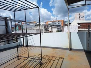 乌汶Doctor Thanut Hostel的可欣赏城市景观的阳台