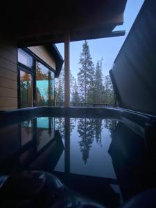 una piscina in una casa con vista sugli alberi di Arctic Skyline Villa a Pudasjärvi