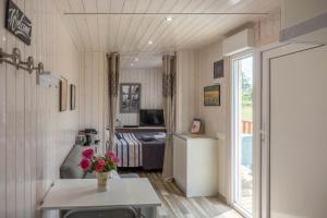 a small room with a kitchen and a bedroom at Chambre d'hôtes du Cerisier in Noyers