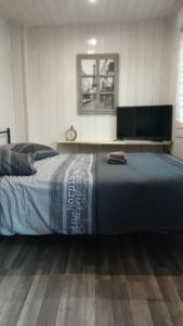 Ένα ή περισσότερα κρεβάτια σε δωμάτιο στο Chambre d'hôtes du Cerisier