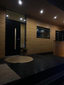 una camera con porta e TV a parete di Arctic Skyline Villa a Pudasjärvi