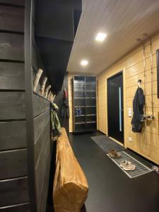 un corridoio con un armadio con una borsa sul muro di Arctic Skyline Villa a Pudasjärvi