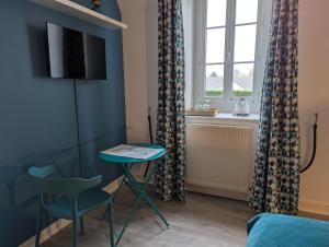 Zimmer mit einem Tisch, einem Stuhl und einem Fenster in der Unterkunft Domaine de Bel Ebat in Paucourt + 29 Fotos