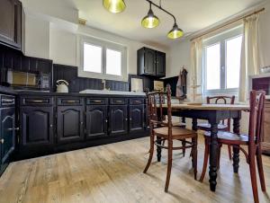 Η κουζίνα ή μικρή κουζίνα στο Chambre Verte, La Bastide +8 φωτογραφίες