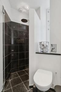 Et badeværelse på Charming Luxury Flat Nørrebro I Super Rare Find