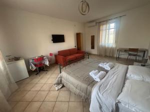 ein Wohnzimmer mit einem Bett und einer Couch in der Unterkunft La Finestra sul Teatro Romano in Benevento