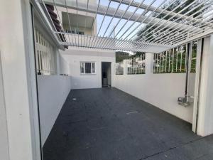 an empty hallway of a building with a glass ceiling at Espaço inteiro e tranquilo in São José +1 photo