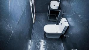 mit Blick auf ein Bad mit WC in der Unterkunft Zeno Village Resort 900 Kandi Wayanad in Wayanad + 35 Fotos