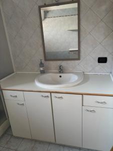 ein Badezimmer mit einem weißen Waschbecken und einem Spiegel in der Unterkunft La Finestra sul Teatro Romano in Benevento + 21 Fotos