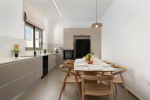 Kuchyň nebo kuchyňský kout v ubytování DreamyRent Aqua Sol Eilat