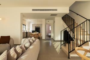 Posezení v ubytování DreamyRent Aqua Sol Eilat