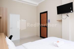 Μια τηλεόραση ή/και κέντρο ψυχαγωγίας στο Pesona Merapi Syariah Guesthouse Kaliurang RedPartner