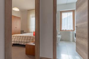 una camera con letto e un bagno con servizi igienici di Dimora al Peller Tuenno OSPITAR a Tuenno