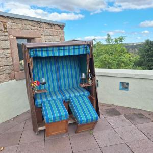 een groep stoelen op een dak bij Ferienwohnung Seetalblick in Geiselberg