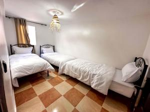 Un pat sau paturi într-o cameră la Mabidi Surf Camp