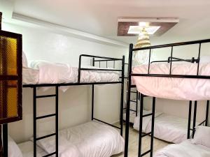 Un pat sau paturi într-o cameră la Mabidi Surf Camp +16 fotografii