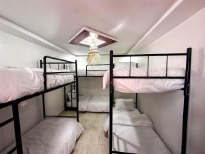 Un pat sau paturi într-o cameră la Mabidi Surf Camp