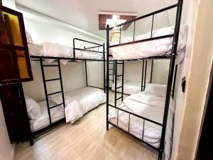 Un pat sau paturi într-o cameră la Mabidi Surf Camp