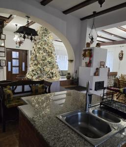 una cocina con un árbol de Navidad en el fondo en DRUMUL DOMNISORILOR c, en Buşteni