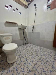 een badkamer met toilet en wastafel bij Bruno bungalow in Sihanoukville