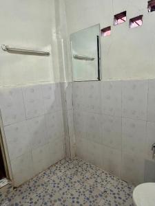 een badkamer met douche en toilet bij Bruno bungalow in Sihanoukville