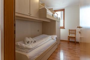 a bedroom with a bunk bed with a ladder at Surgiva del Sòm in Folgaria
