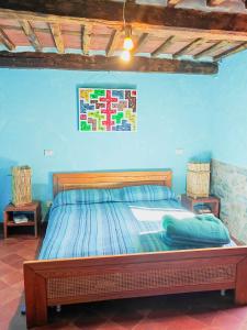 un letto in una camera da letto con una parete blu di Casa Rosa a Vetriano