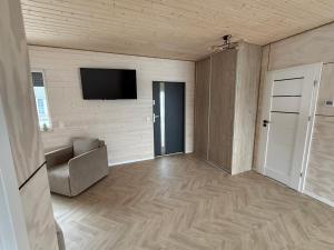 TV a/nebo společenská místnost v ubytování Bobrowa Przystań