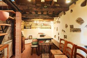 una cucina con un tavolo e sedie in una stanza di Casa Rosa a Vetriano Altre 21 foto