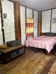 een slaapkamer met een bed en een tafel erin bij Bruno bungalow in Sihanoukville