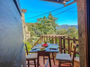 un tavolo con piatti di cibo in cima a un balcone di Casa Rosa a Vetriano
