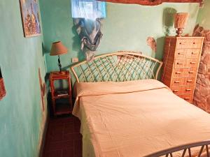 una camera da letto con un letto e un tavolo con una lampada di Casa Rosa a Vetriano