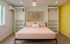 Garden of Manors - Boutique Guesthouse in Florida في فورت لاودردال: غرفة نوم مع سرير مع وسائد وردية +55 صورة