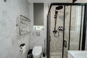 基希讷乌Urban Elegance的带淋浴、马桶和水槽的浴室 更多11张照片