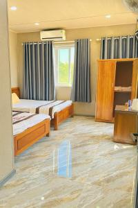 Giường trong phòng chung tại Yến Ánh Xuân Hotel