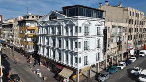 SteelOtel في قيصري: مبنى أبيض كبير في أحد شوارع المدينة