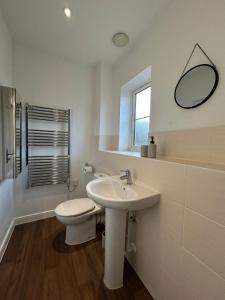 Ένα μπάνιο στο 10 Beds l Driveway l 1GBWi-Fi l Pool Table