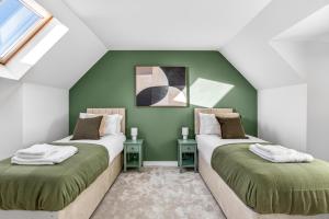 Ένα ή περισσότερα κρεβάτια σε δωμάτιο στο 10 Beds l Driveway l 1GBWi-Fi l Pool Table