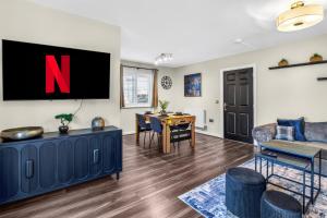 Μια τηλεόραση ή/και κέντρο ψυχαγωγίας στο 10 Beds l Driveway l 1GBWi-Fi l Pool Table