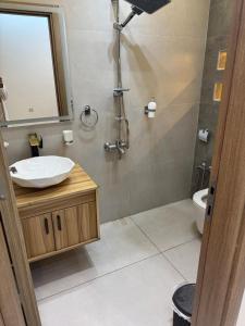 un baño con lavabo e inodoro en ميدان لبنان المهندسين برج ابو الكرامات, en El Cairo