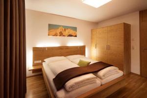 Ένα ή περισσότερα κρεβάτια σε δωμάτιο στο Alpin Park Matrei