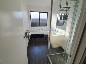 Ένα μπάνιο στο Mylah Nest Stay +48 φωτογραφίες